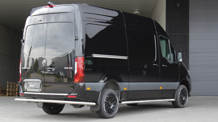 Beschermende accessoires op bestelwagen met sidebar en bumperplaat