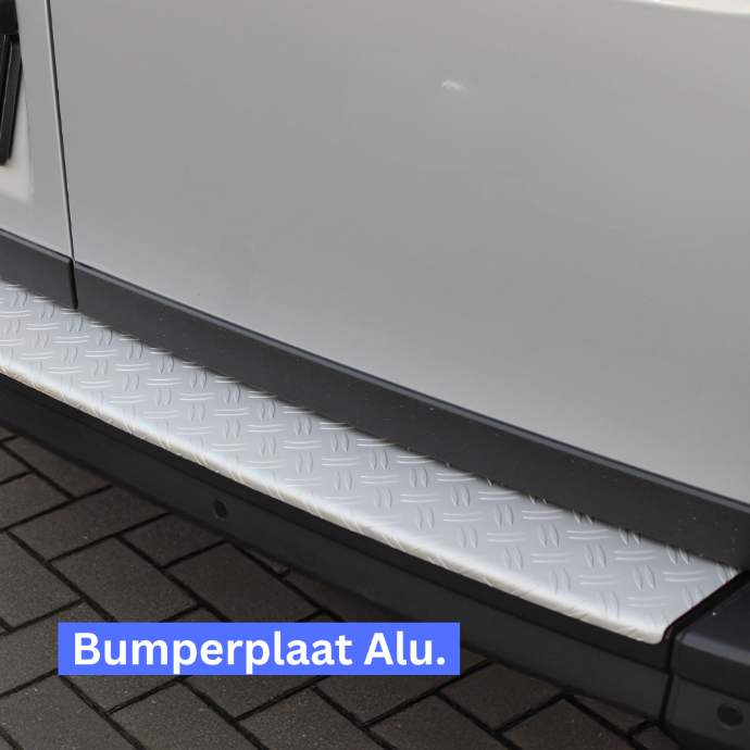 Aluminium zilveren bumperplaat geeft beste bescherming tegen schade bij intensief laden en lossen met traanplaat motief