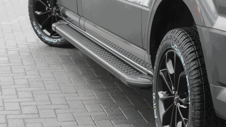 Treeplank op bestelwagen gebruikt als opstap om makkelijker in en uit te stappen